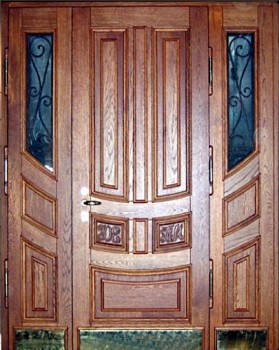 Стальная парадная дверь из массива с боковыми вставками ПР-38