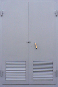 Металлическая дверь с вентиляцией VR-1560, цена 17 200  руб.